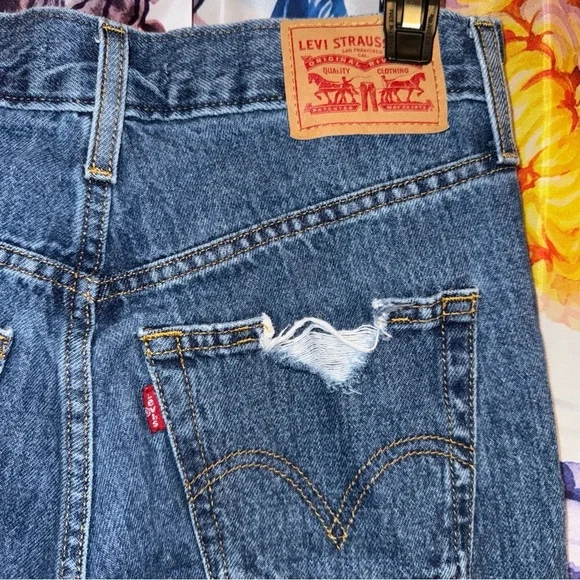 Levi’s High Waisted Mom Jeans - Picture 3 of 7